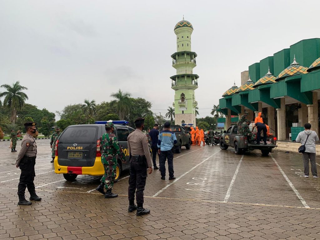 Bersama Kodim 0906/TGR, Polres Kukar Laksanakan Baksos Penyemprotan Antiseptik Guna Cegah Penyebaran Covid-19 22 2