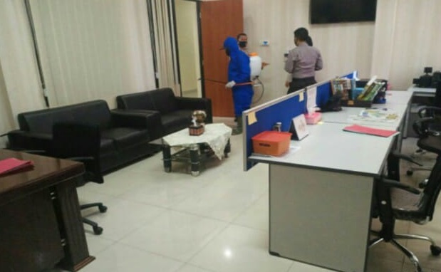 Cegah Covid-19, Personel Polres Bontang Semprotkan Cairan Disinfektan 24 5