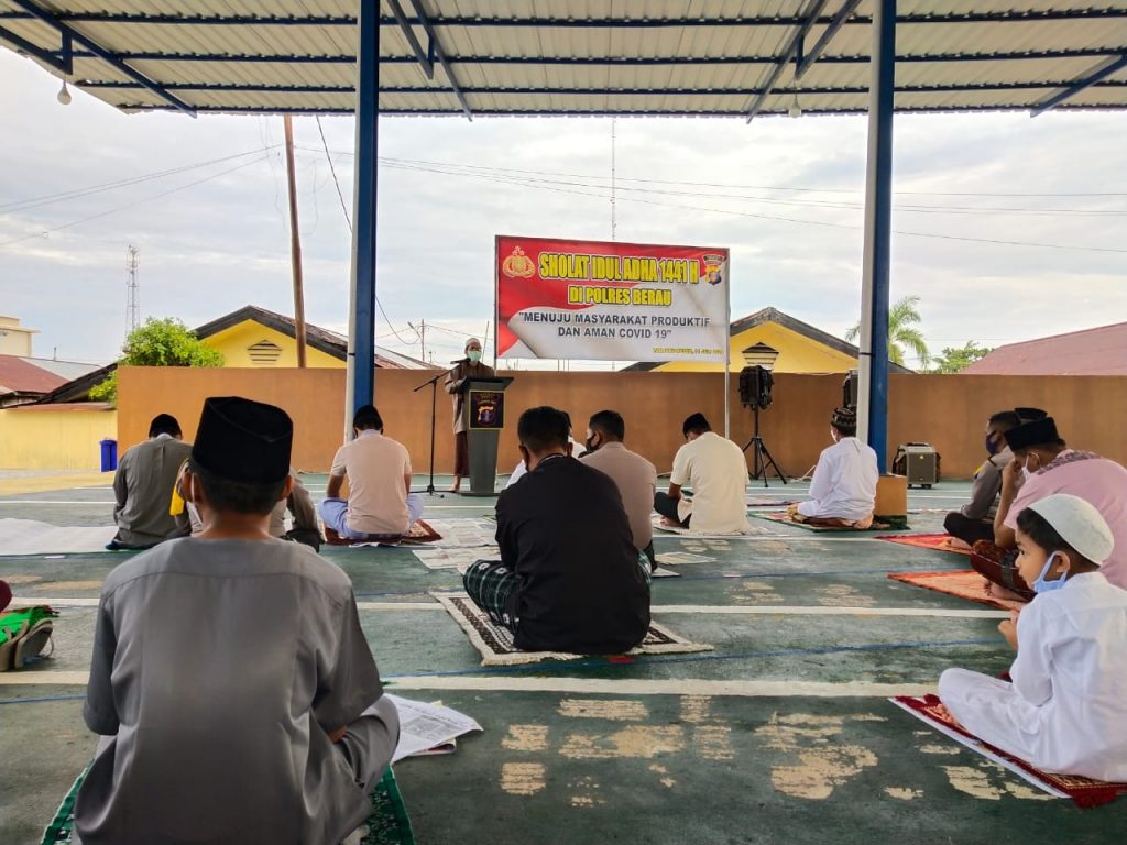 Disiplin Protokol Kesehatan, Polres Berau Laksanakan Sholat Idul Adha 1441H di Tempat Tebuka 25 5