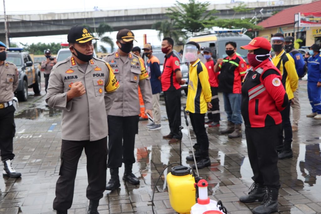 Cegah Penyebaran Covid-19, Kapolresta Samarinda Pimpin Langsung Penyemprotan Disinfektan di Ratusan Sekolah 26