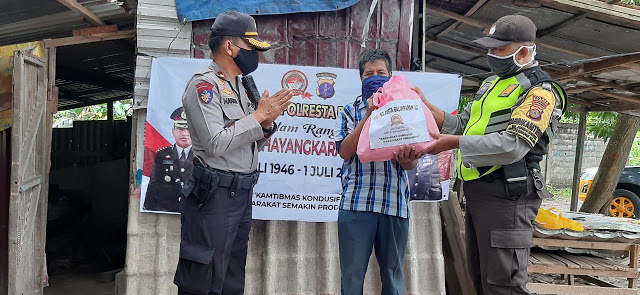 Hari Bhayangkara ke-74, Polsek Balikpapan Selatan Bagikan Paket Sembako kepada Terdampak Covid-19 3