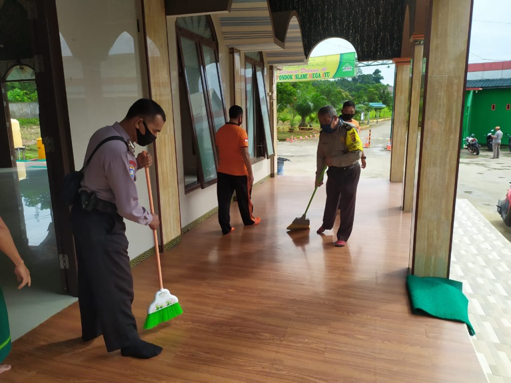 Cegah Penyebaran Covid-19, Personil Polsek Samarinda Seberang Laksanakan Bersih-Bersih Rumah Ibadah 6 4