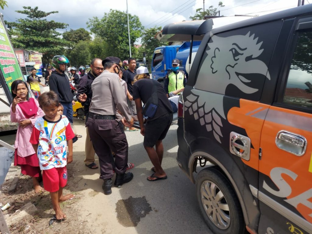 Sigap, Tim Patroli Sungai Kunjang Bantu Pengendara Motor yang Mengalami Laka Lantas 8 7