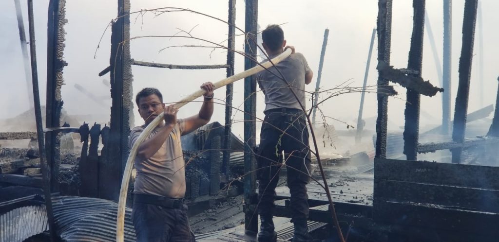 Polisi Peduli, Polsek Loa Kulu Bersama Warga Bantu Padamkan Kebakaran Rumah WhatsApp Image 2020 07 03 at 10.13.12