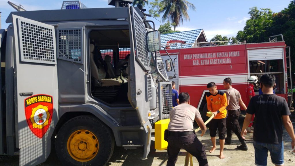 Polisi Peduli, Polsek Loa Kulu Bersama Warga Bantu Padamkan Kebakaran Rumah 1 WhatsApp Image 2020 07 03 at 10.13.13