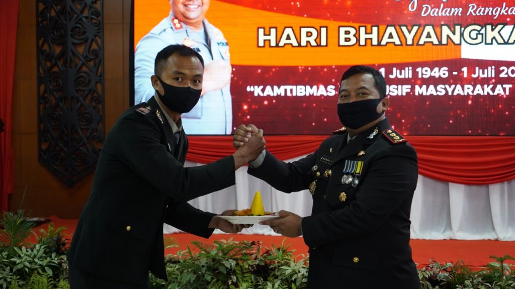 Pelopori Pembangunan Listrik Masuk Desa di Kukar, Bripka Dwi Handoko Raih Penghargaan Polisi Teladan Dari Kapolri dan Kapolres WhatsApp Image 2020 07 04 at 10.28.46