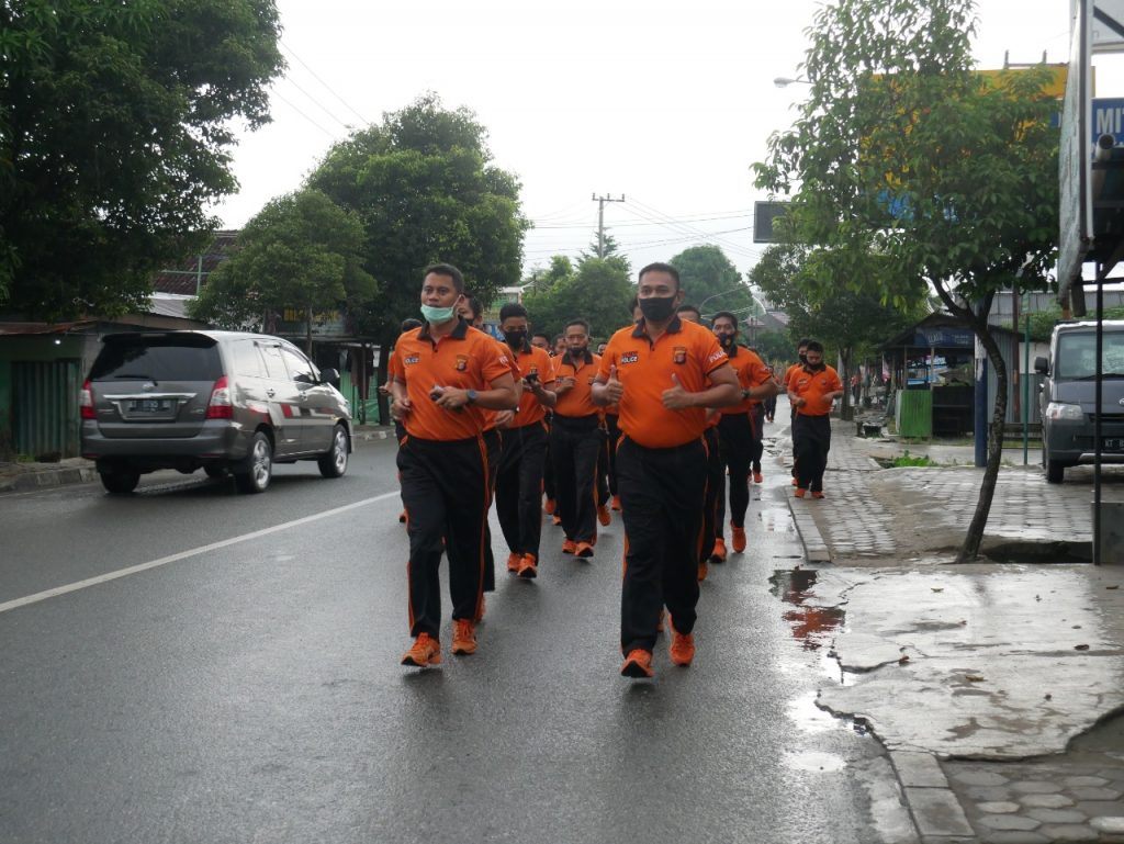 Jaga Kebugaran Tubuh Personel Polres Bontang Rutin Olahraga WhatsApp Image 2020 07 04 at 11.11.51