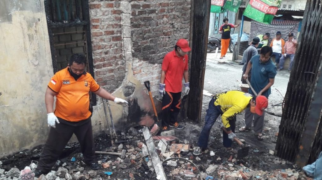 Polisi Bersama Warga Gotong Royong Bersihkan Puing Sisa Kebakaran di Bontang WhatsApp Image 2020 07 06 at 07.50.59
