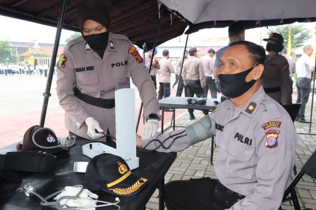 Cegah Covid-19, Polresta Samarinda Rutin Kontrol Kondisi Kesehatan Personel WhatsApp Image 2020 07 06 at 08.17.53