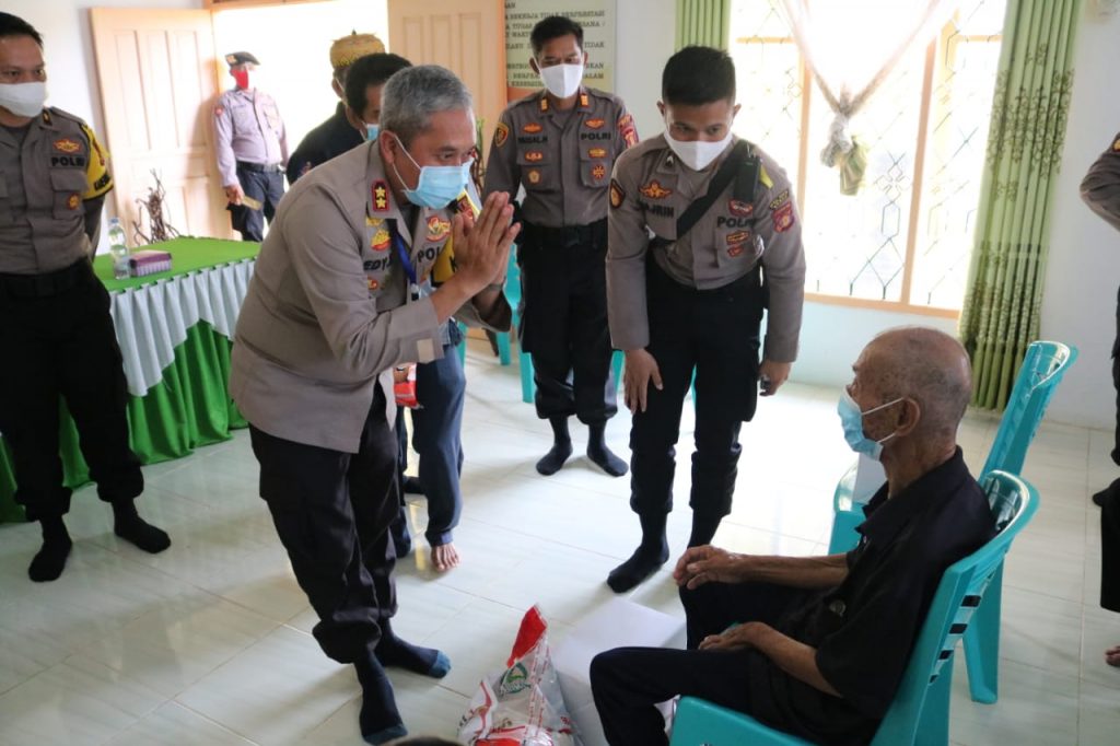 Jaga Situasi Kamtibmas, Kapolres Berau Jalin Silahturahmi dan Berikan Bantuan Sembako Kepada Warga WhatsApp Image 2020 07 06 at 10.58.22