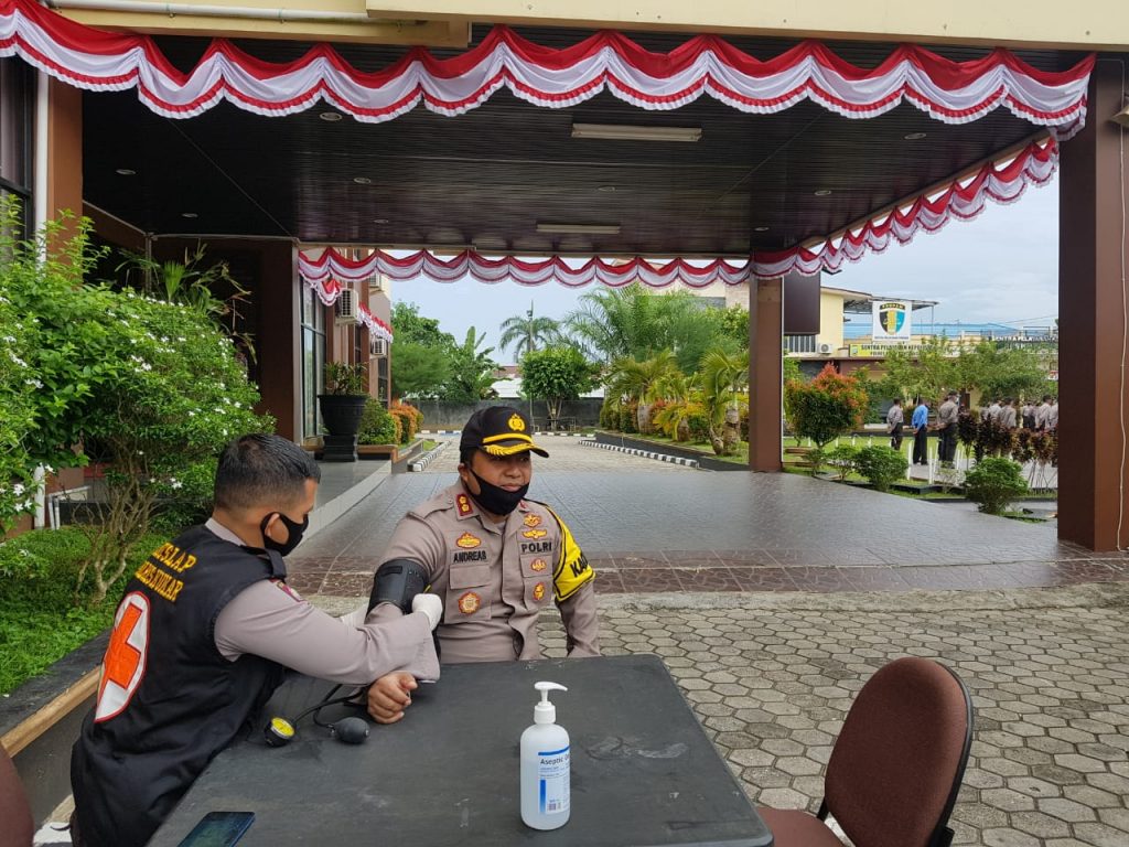 Antisipasi Penyebaran Covid-19, Polres Kukar Rutin Periksa Kesehatan Personil WhatsApp Image 2020 07 08 at 08.25.12