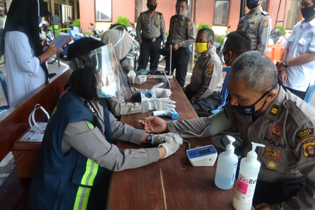 Cegah Covid-19, Polres Paser Rutin Laksanakan Pengecekan Kesehatan Personilnya WhatsApp Image 2020 07 08 at 11.29.37