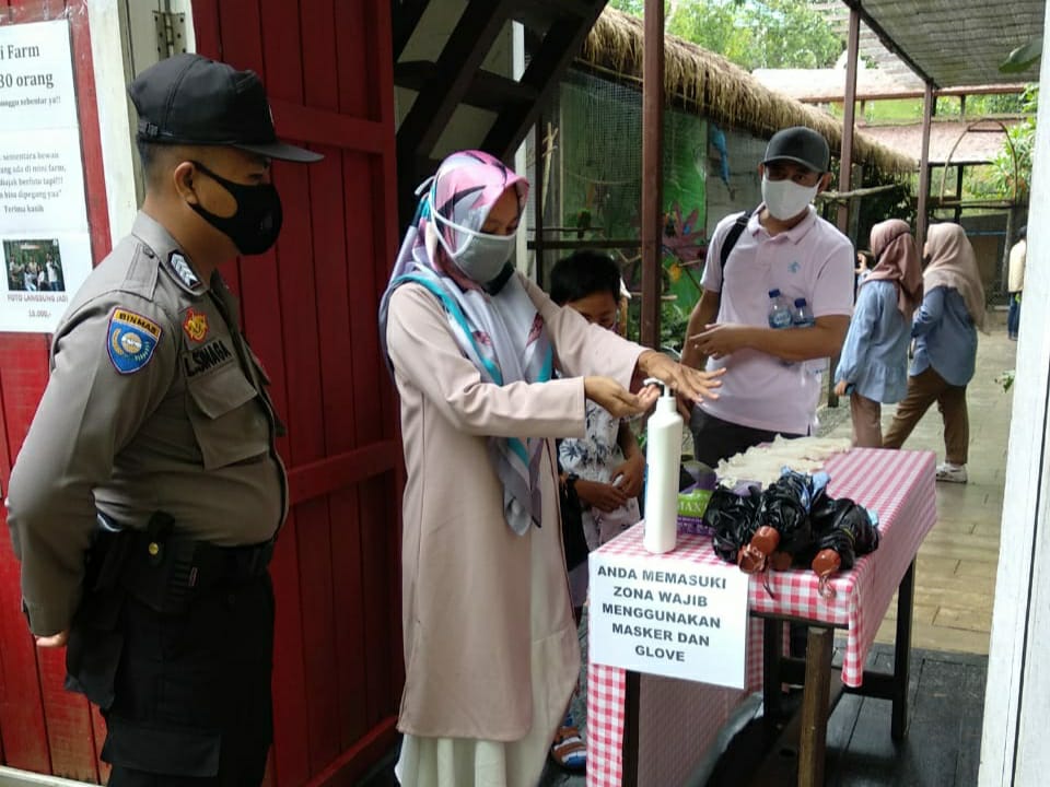 Sambangi Tempat Wisata, Bhabinkamtibmas Sungai Pinang Pastikan Warganya Patuhi Protokol Kesehatan WhatsApp Image 2020 07 13 at 2.31.03 PM