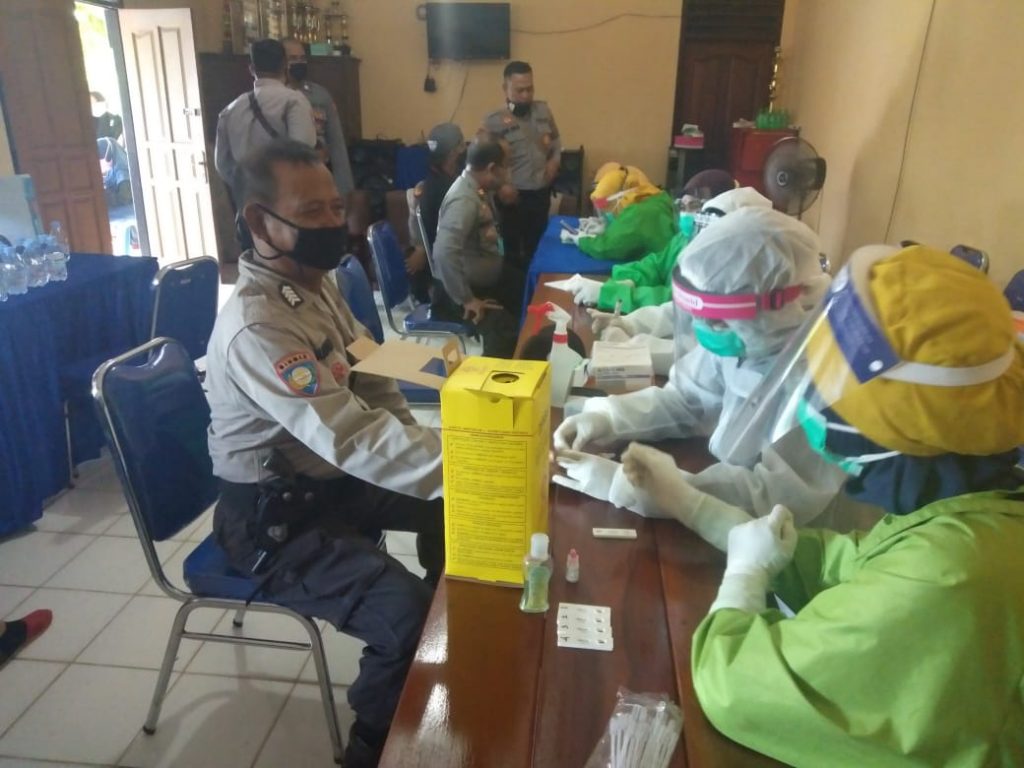 Antisipasi Covid-19, Polsek Muara Badak Gelar Rapid Test Untuk Personil Polri Dan Bhayangkari WhatsApp Image 2020 07 14 at 8.34.10 AM