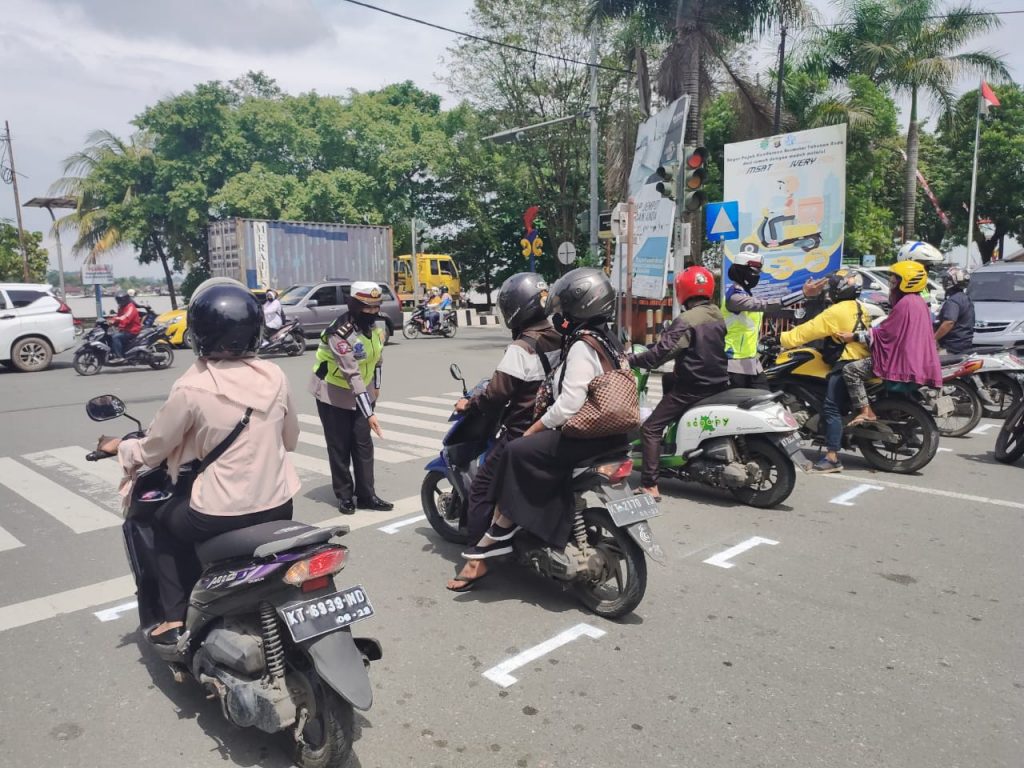 Satlantas Polresta Samarinda Terapkan Marka Physical Distancing di Traffic Light Bagi Pengendara Motor WhatsApp Image 2020 07 15 at 3.17.49 PM