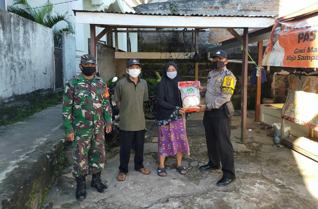 Peduli Warga Terdampak Covid-19, Bhabinkamtibmas dan Babinsa Damai Baru Kompak Bagikan Bantuan Sembako WhatsApp Image 2020 07 16 at 11.45.04