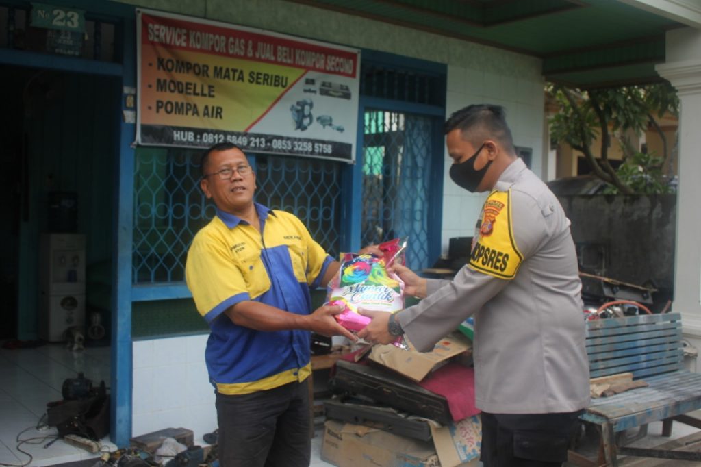 Baksos Polri Ditengah Pandemi Covid-19, Polres Kukar Bagikan Sembako Kepada Warga WhatsApp Image 2020 07 16 at 8.25.41 AM