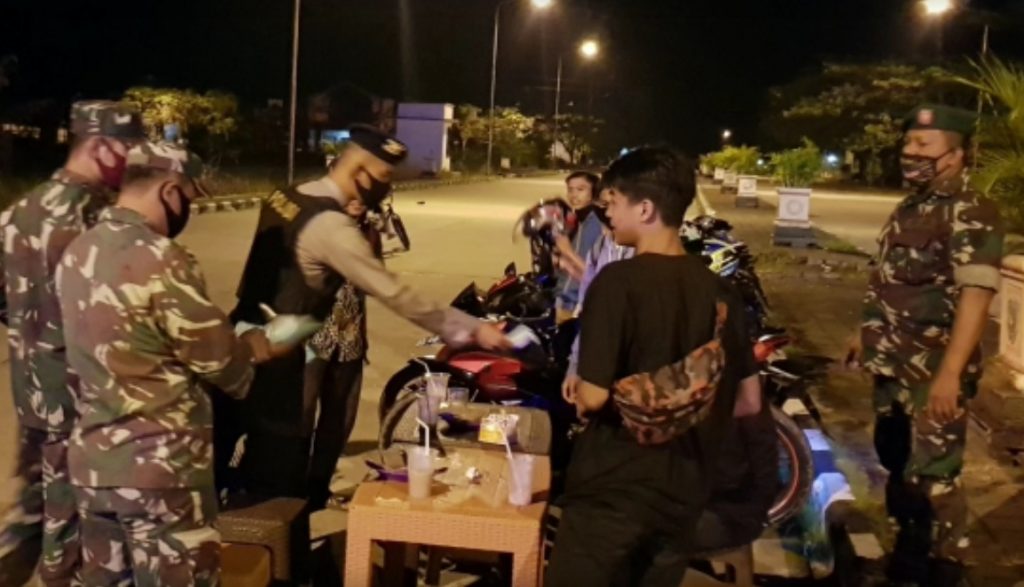 Gelar Patroli Gabungan, TNI-Polri di Penajam Ajak Warga Disiplin Protokol Kesehatan WhatsApp Image 2020 07 17 at 11.23.50 AM