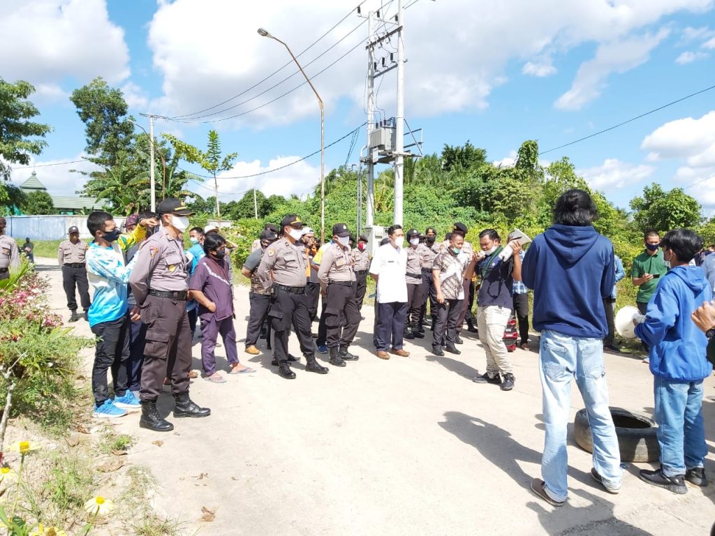 Pastikan Berjalan Damai, Polres Berau Kawal Aksi Unjuk Rasa di Perumda Batiwakkal WhatsApp Image 2020 07 18 at 12.07.54 PM