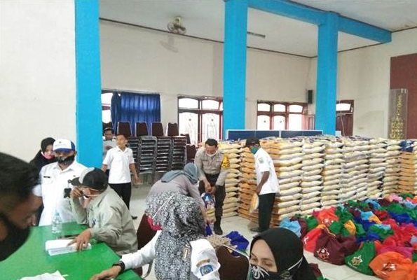 Berikan Rasa Aman, Bhabinkamtibmas Polres Bontang Kawal Penyerahan Bansos Bagi Warga Terdampak Covid-19 WhatsApp Image 2020 07 24 at 10.03.31 AM