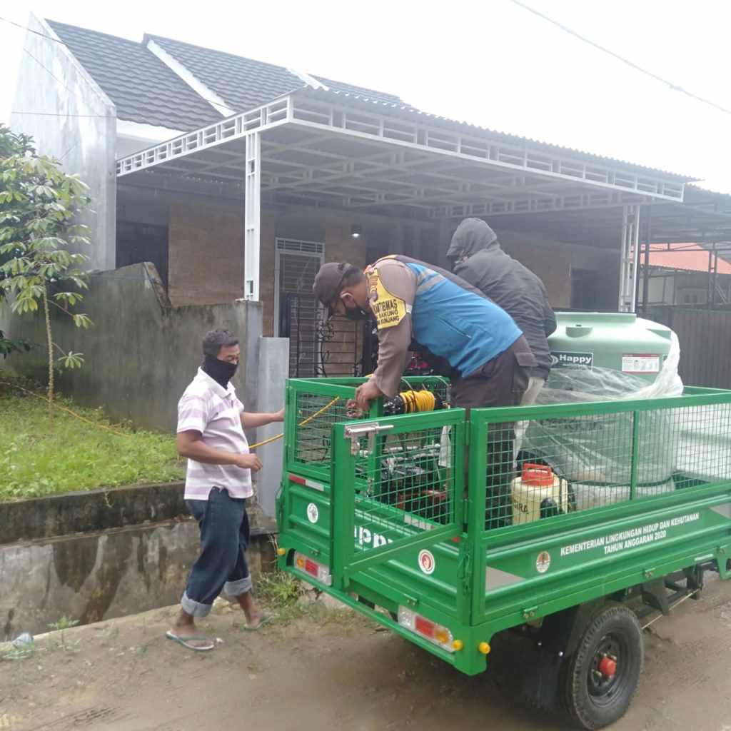Cegah Penyebaran Covid-19, Bhabinkamtibmas Loa Bakung Semprotkan Disinfektan di Pemukiman Warga WhatsApp Image 2020 07 24 at 9.03.01 AM