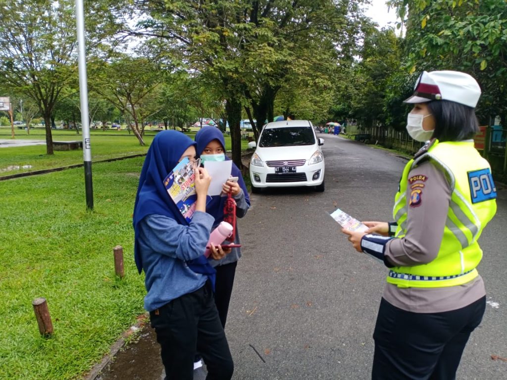 Ops Patuh Mahakam 2020, Dit Lantas Polda Kaltim Bagikan Brosur Himbauan Tertib Berlalu-lintas WhatsApp Image 2020 07 26 at 12.22.50