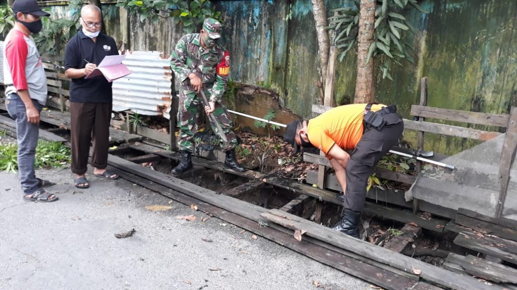 Peduli Lingkungan, Bhabinkamtibmas dan Babinsa di Samarinda Laksanakan Kerja Bakti Bersama Warga WhatsApp Image 2020 07 26 at 7.29.11 AM