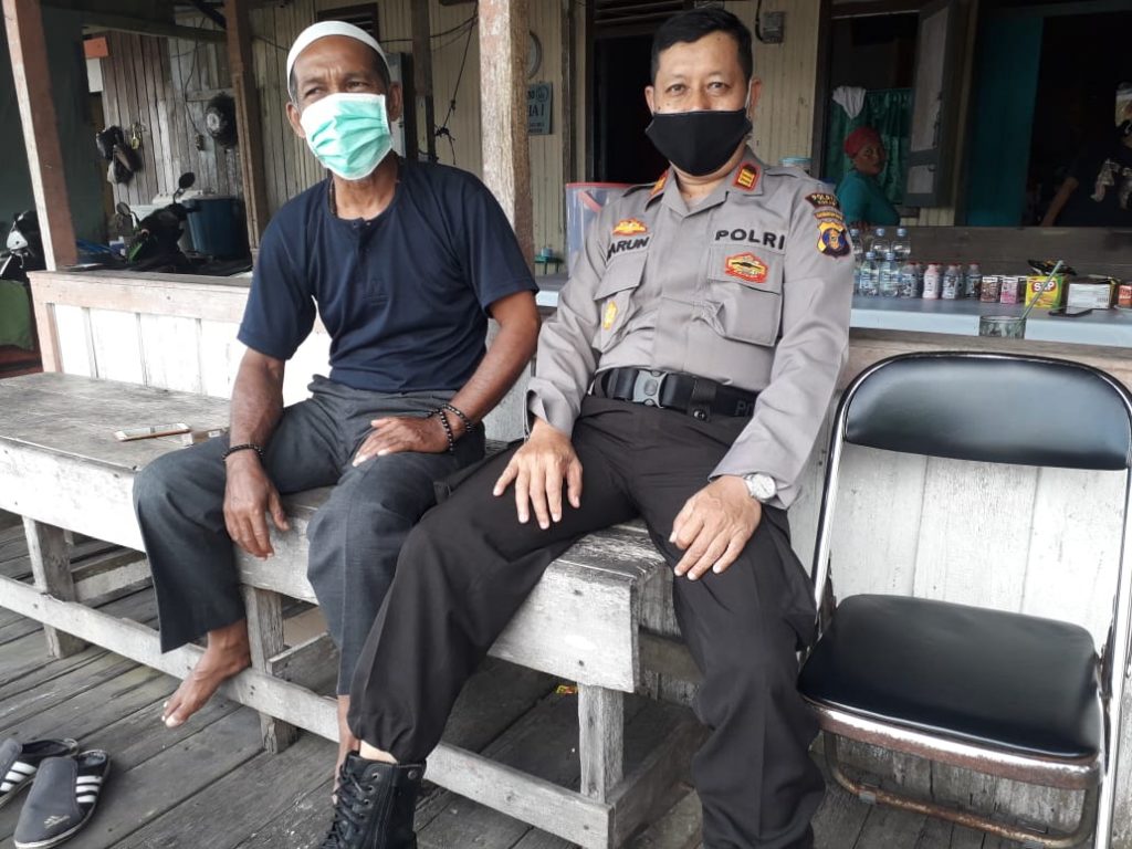 Sambangi Warga, Kapolsek Muara Muntai Berikan Himbauan Kamtibmas dan Adaptasi Kebiasaan baru WhatsApp Image 2020 07 28 at 11.56.44 AM