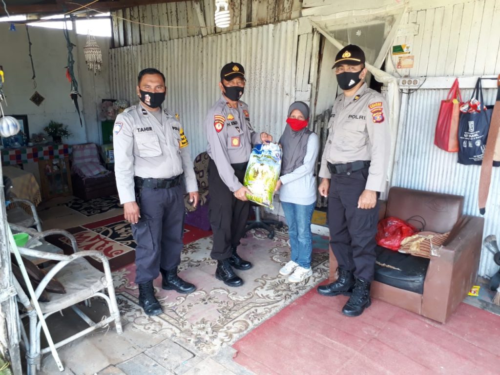 Wujud Kepedulian Polri, Polres Bontang Kembali Bagikan 10 Ton Beras Kepada Warga Terdampak Covid-19 WhatsApp Image 2020 07 29 at 10.27.46