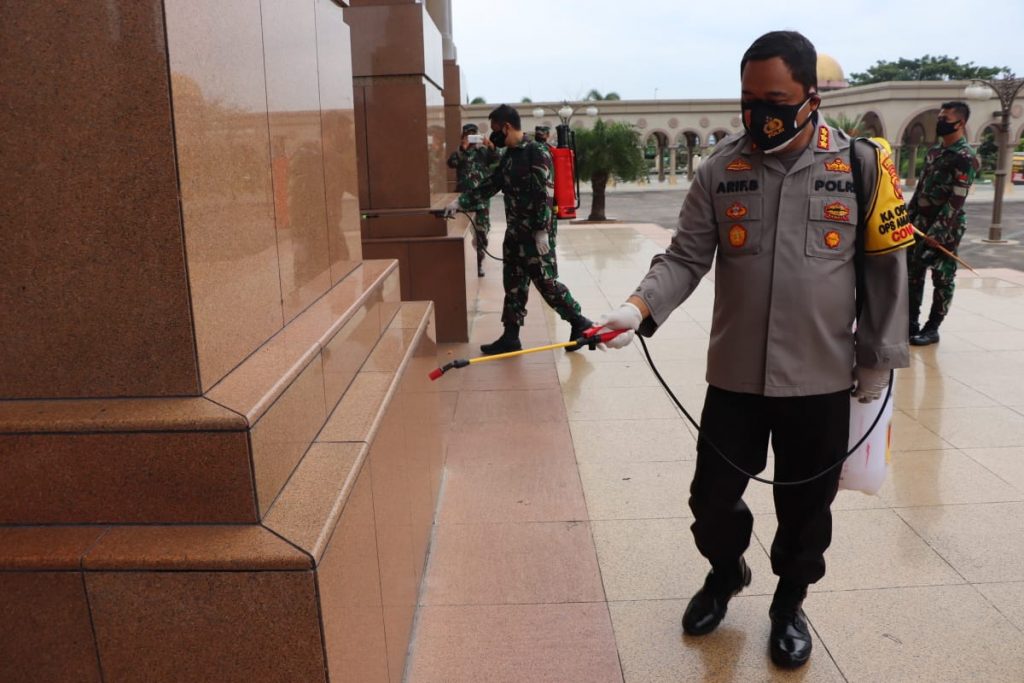Jelang Hari Raya Idul Adha, TNI-Polri dan Pemkot Samarinda Semprotkan Disinfektan di Masjid dan Fasilitas Umum WhatsApp Image 2020 07 30 at 10.25.22 AM
