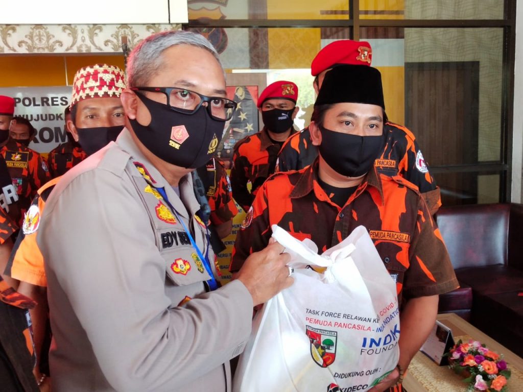 Polri Peduli Covid-19, Kapolres Berau Bersama Pemuda Pancasila Salurkan Bantuan Paket Sembako WhatsApp Image 2020 07 30 at 11.34.02