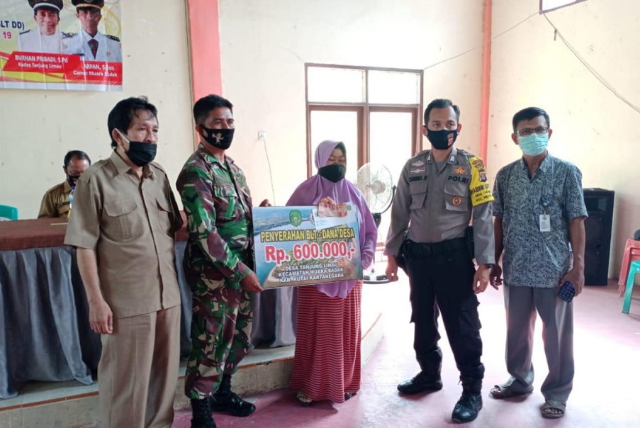 Berikan Rasa Aman, Babinsa dan Bhabinkamtibmas Kawal Penyaluran BLT-DD di Muara Badak WhatsApp Image 2020 07 30 at 9.33.26 AM