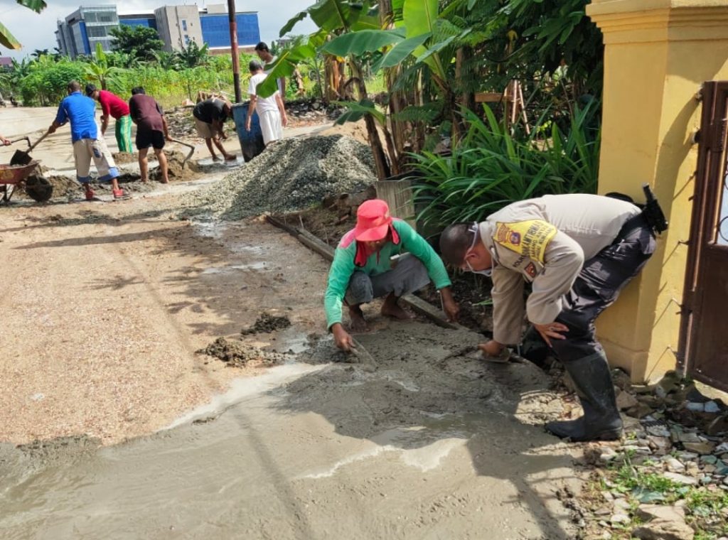 Peduli Lingkungan, Bhabinkamtibmas Polsek Sungai Kunjang Kerja Bakti Bersama Warga 1 10 1