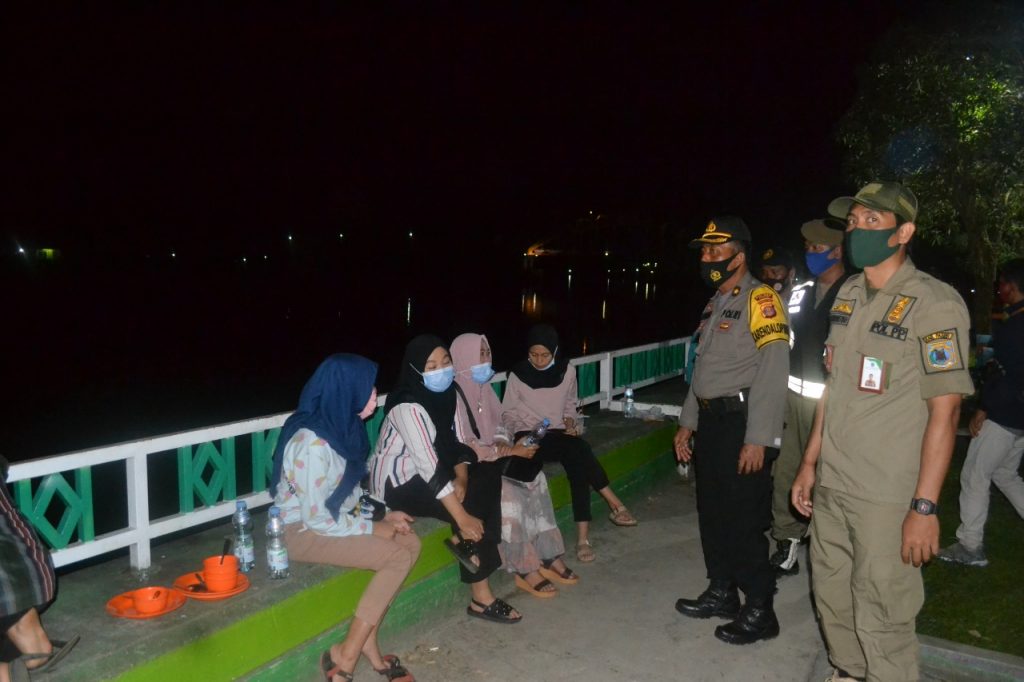 Cegah Covid-19, Polres Paser Gelar Patroli Gabungan Guna Pendisiplinan dan Sosialisasikan Protokol Kesehatan 10 11