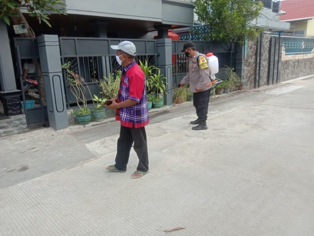 Cegah Penyebaran Covid-19, Bhabinkamtibmas Polsek Sungai Kunjang Laksanakan Penyemprotan Desinfektan 10 2