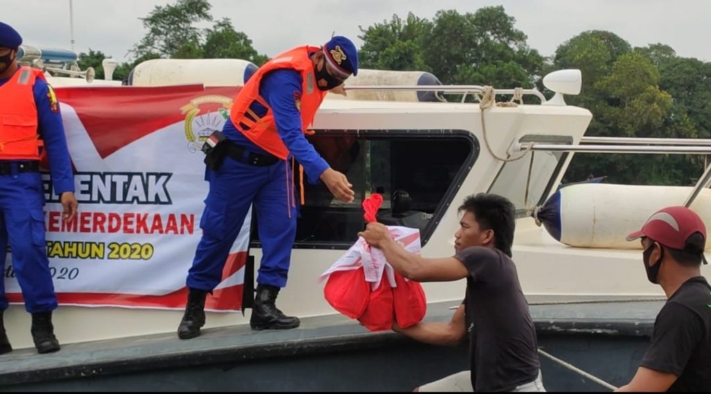 Peringati HUT RI ke-75, Polres Berau Bagikan Ratusan Paket Sembako Kepada Warga Terdampak Covid-19 2 10 7