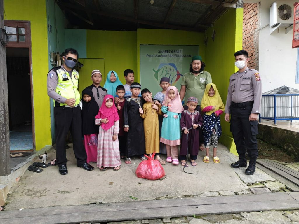Maknai Idul Adha 1441 H, Polsek Sungai Pinang Berbagi ke Panti Asuhan Baitul Hasan 11