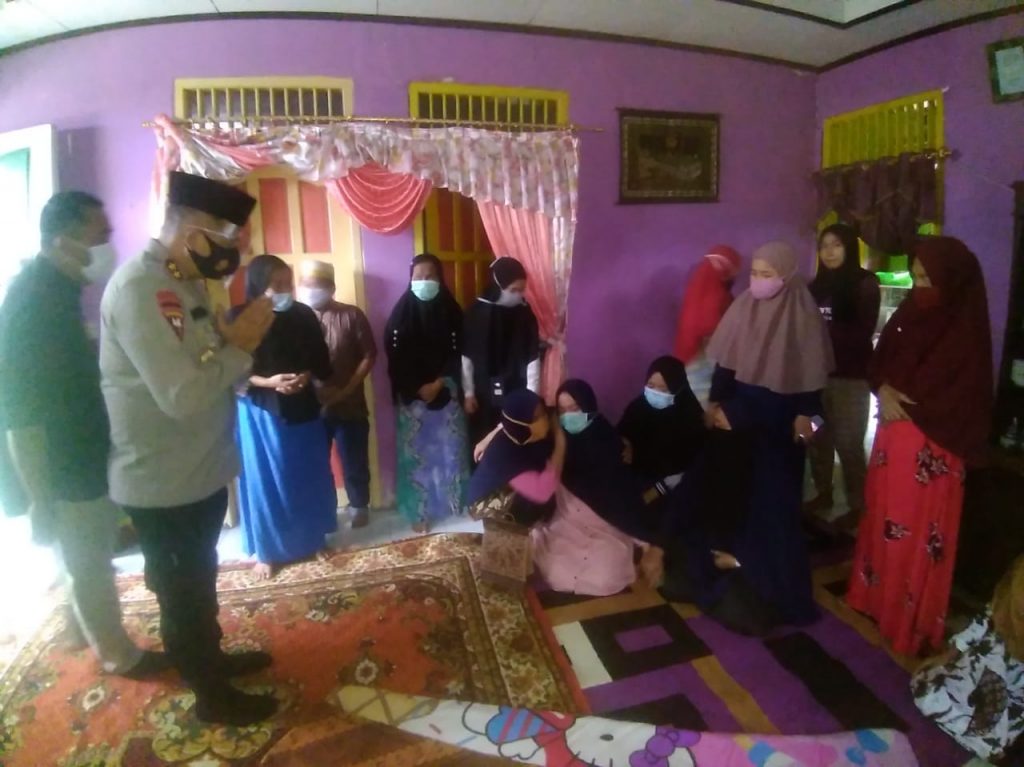 Wujud Bela Sungkawa, Kapolda Sambangi Rumah Duka Personil Polda Kaltim 11 11