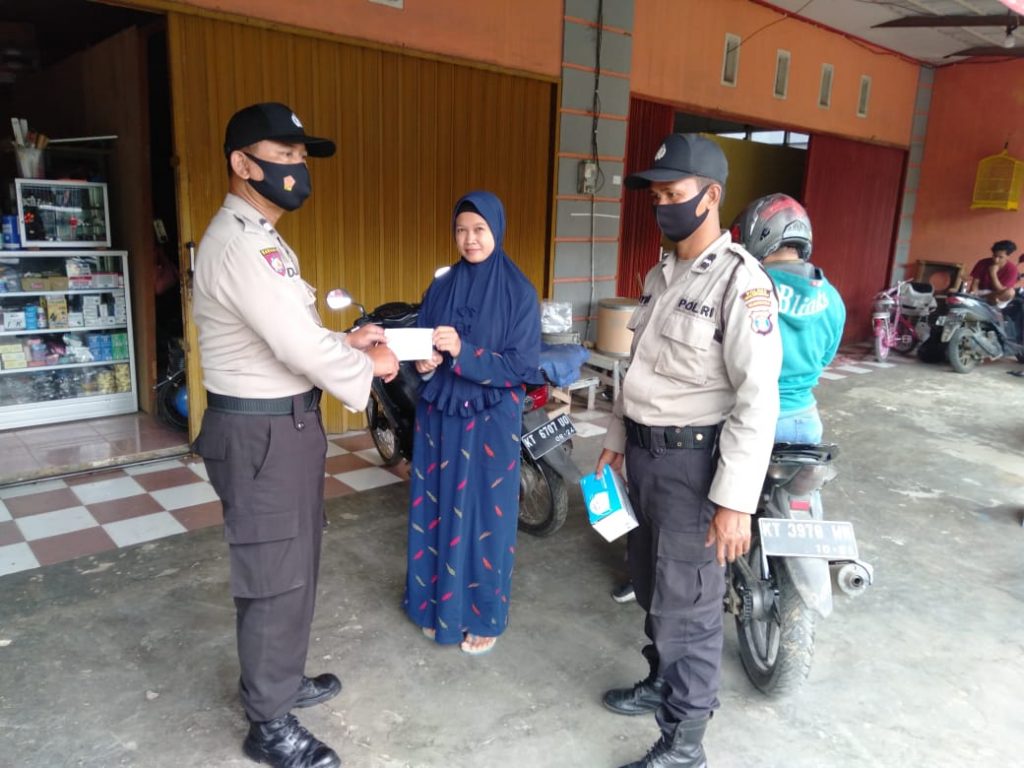 Tingkatkan Pendisiplinan Masyrakat Terhadap Covid-19, Polsek Tenggarong Bagikan Ratusan Masker 12 10