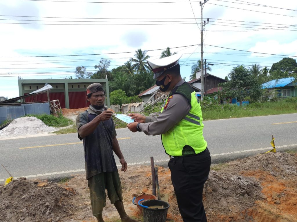 Cegah Penyebaran Covid-19, Polsek Waru Bagikan Masker kepada Masyarakat 12 5