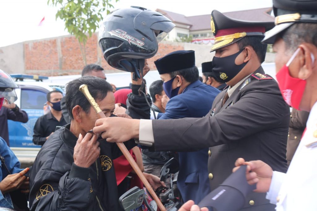 Peringati HUT RI ke 75, Kapolres Bersama Forkopimda Kabupaten PPU Bagikan Masker kepada Masyarakat 13 8