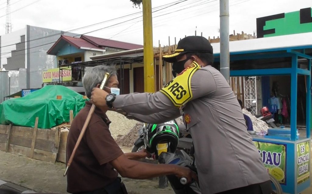 Penegakan Disiplin Protokol Kesehatan, Polres PPU Bagikan Masker kepada Masyarakat 14 10