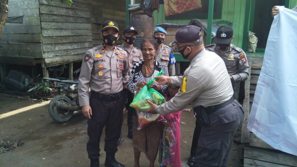 Polsek Tabang Gelar Bakti Sosial, Bagikan Sembako kepada Warga Terdampak Covid-19 14 12