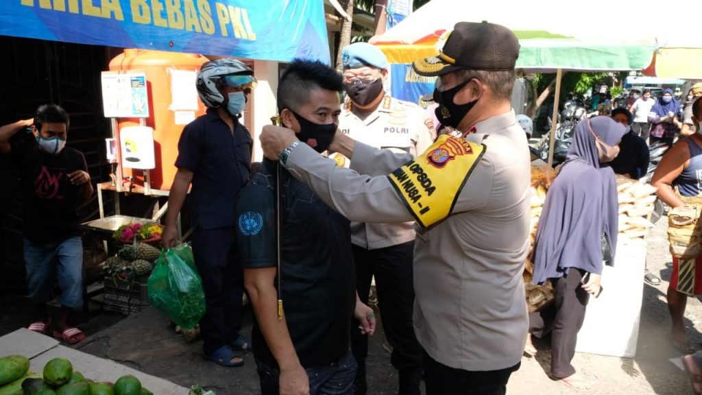 Upaya Pencegahan Covid-19, Kapolda Kaltim Bagikan Masker di Pasar Klandasan Balikpapan 14 9