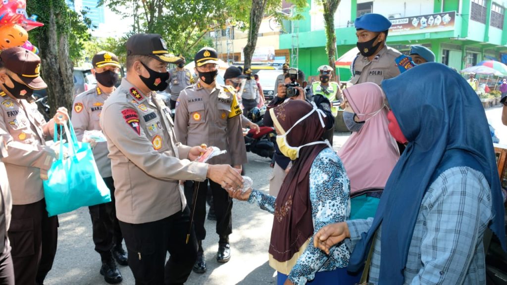 Upaya Pencegahan Covid-19, Kapolda Kaltim Bagikan Masker di Pasar Klandasan Balikpapan 2 15 7