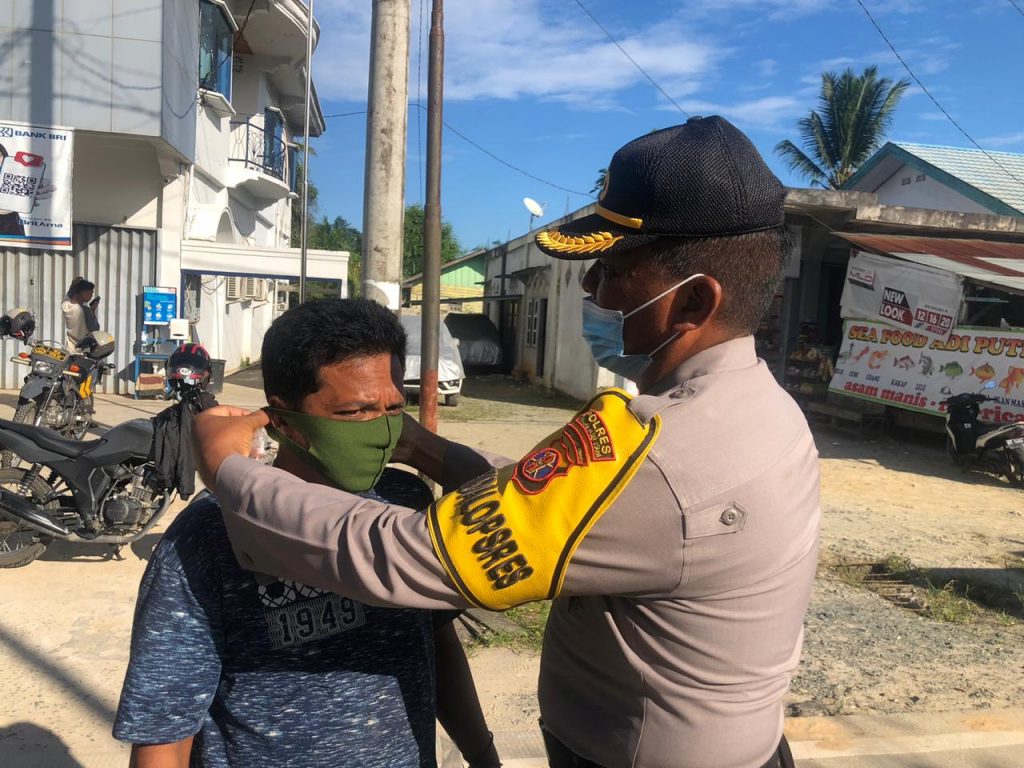 Penegakan Disiplin Protokol Kesehatan, Polres PPU Bagikan Masker kepada Masyarakat 1 15 8
