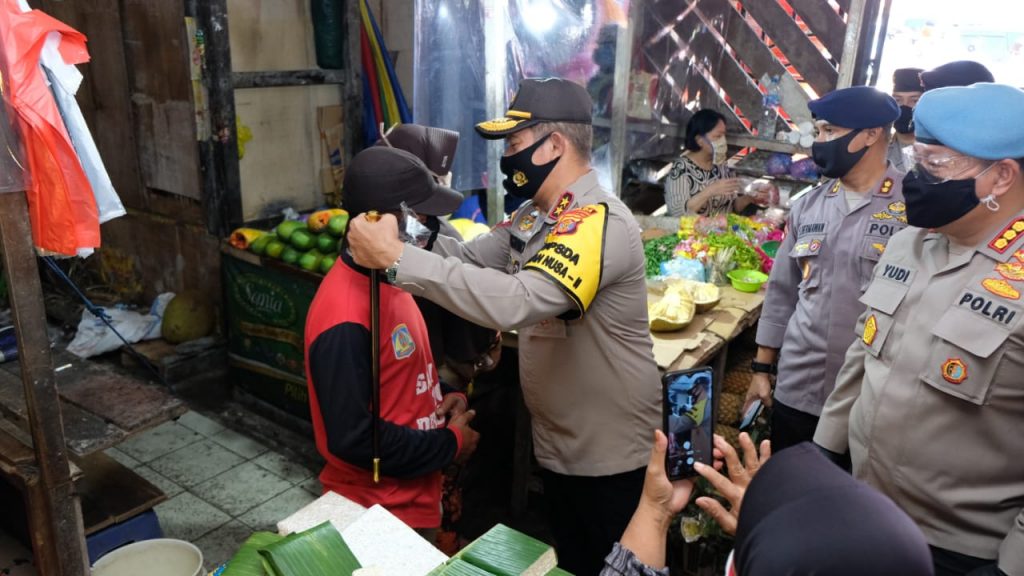 Upaya Pencegahan Covid-19, Kapolda Kaltim Bagikan Masker di Pasar Klandasan Balikpapan 1 16 7