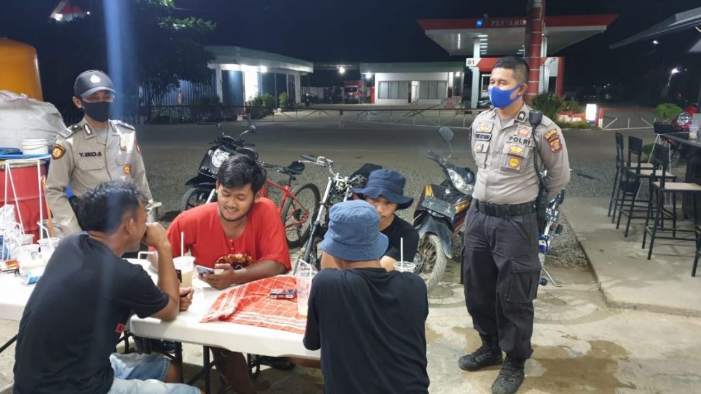 Cegah Penyebaran Virus Covid-19, Polsek Sepaku Rutin Patroli Himbau Warga yang Sedang Berkumpul 17 1