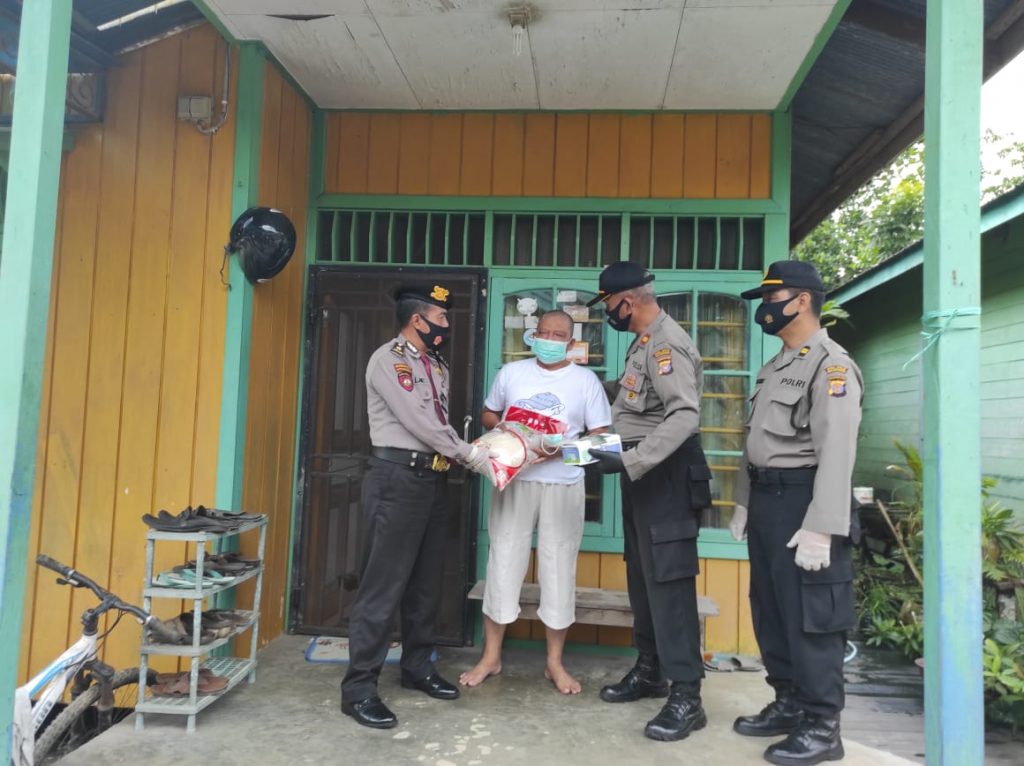 Guna Memutus Rantai Covid-19, Polres Kukar Bagikan Masker Serta Beri Imbauan kepada Warga 18 8