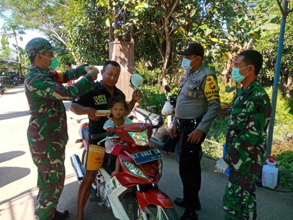 Soliditas TNI-Polri, Polsek Tenggarong Seberang Bersama Koramil Bagikan Masker kepada Warga 2 13